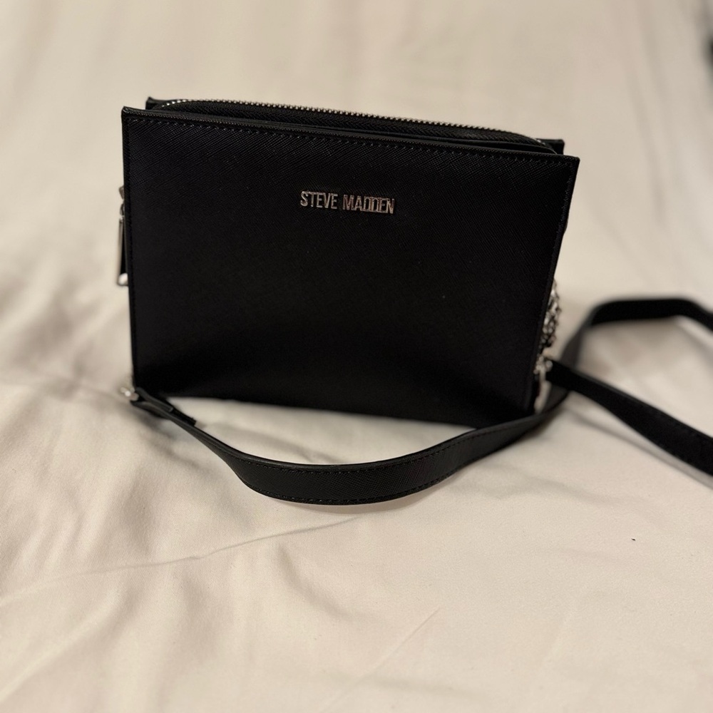 Steve Madden Elegant Black Crossbody Bag - Picture 3 of 3